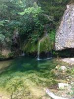 paesaggio di un' piccolo lago nel il Sud di Francia nel audi. su il luogo Là è un' piccolo cascata. foto