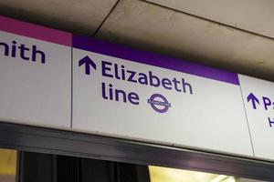 Elisabetta linea testo con freccia simbolo su tavola a metropolitana metropolitana stazione foto