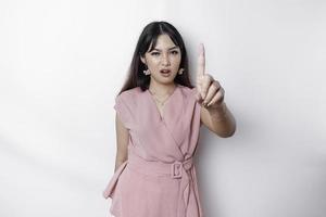 bellissimo asiatico donna indossare rosa camicetta con mano gesto posa rifiuto o divieto con copia spazio foto