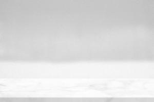 bianca marmo tavolo con leggero e ombra su calcestruzzo parete struttura sfondo, adatto per Prodotto presentazione sfondo, Schermo, e finto su. foto