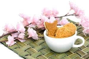 taiyaki torte nel caffè tazza con ciliegia fiore, giapponese confetteria foto