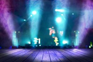 illuminazione sfocata del concerto e bokeh sul palco con pavimento in legno foto