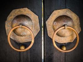vecchio porta maniglie con vecchio di legno foto