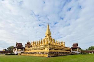 golden wat thap luang in vientiane, laos foto