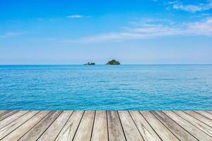 sotto il blu cielo, legna piattaforma accanto il mare. foto