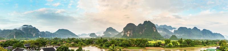 panorama e paesaggio nel vangvieng, Laos. foto