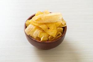 chips di banana - banana affettata fritta o al forno foto