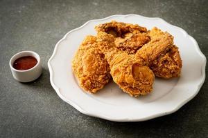 pollo fritto con ketchup sul piatto foto