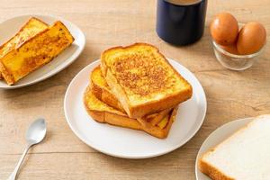 toast alla francese su piatto bianco foto