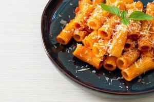 rigatoni al sugo di pomodoro e formaggio foto