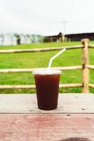 Americano caffè su legna tavolo con montagna collina Visualizza sfondo foto