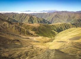 punto di vista panorama a partire dal atsunta passaggio superiore per khevsureti regione nel Georgia. il trekking tusheti e Caucaso escursioni a piedi itinerario foto