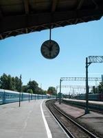 treno stazione piattaforma con orologio foto