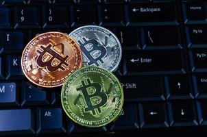 bitcoin monete su computer tastiera, simbolo di elettronico virtuale i soldi e estrazione criptovaluta concetto.moneta crypto moneta bitcoin concetto.bitcoin su tastiera del computer. foto