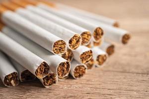sigaretta, tabacco in carta in rotolo con tubo filtro, concetto non fumatori. foto