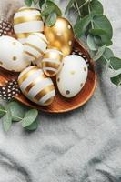 Pasqua arredamento. colorato Pasqua uova su un' di legno piatto su il tavolo. foto