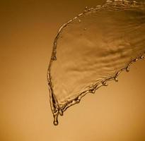 caduta acqua su un' d'oro sfondo foto