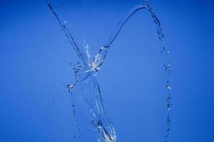 caduta acqua su un' blu sfondo foto