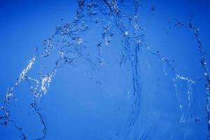 caduta acqua su un' blu sfondo foto