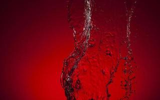 caduta acqua su un' rosso sfondo foto