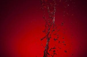 caduta acqua su un' rosso sfondo foto