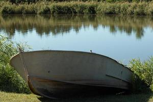 barca di il lago per nuoto e pesca. naturale sfondo con foresta, natura paesaggio foto