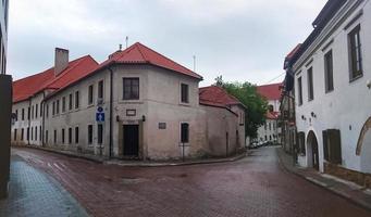 bagnato pavimentata strade di lydos e prancishkonu strade nel vilnius vecchio cittadina foto