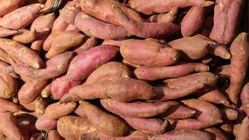 sfondo di patate dolci fresche in supermercato. vista dall'alto. foto