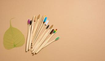 multicolore di legno spazzolini da denti su un' Marrone sfondo, plastica rifiuto concetto, zero sciupare, superiore Visualizza foto