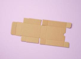 protettivo carta a partire dal sotto un' scatola con un' profumo, modello a partire dal bianca ondulato cartone, viola sfondo, foto