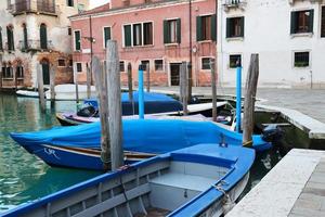 Visualizza di il Venezia strada, blu acqua e Barche concetto foto. barca e motoscafo su acqua. foto