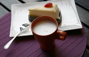 latte e una torta foto