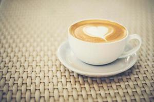 caffè latte art con schiuma di latte a forma di cuore foto