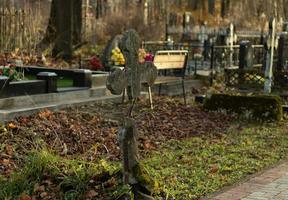 cristiano cimitero. vecchio pietra croci. sfocato sfondo foto