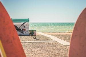 mare con sabbioso spiaggia e tavole da surf. estate vacanza e fare surf. oceano sfondo foto