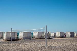 soleggiato tempo metereologico su il spiaggia. mare Visualizza. sabbioso spiaggia con un' pallavolo Tribunale. estate ricorrere vacanze foto