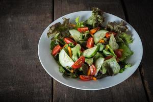 insalata di verdure fresche su fondo in legno foto