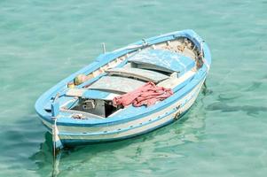 barca sul mare foto