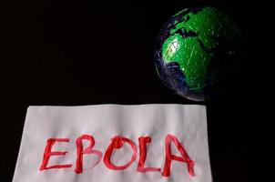 ebola e globo su nero sfondo foto