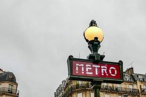 la metropolitana firma dentro Parigi foto