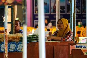 Yogyakarta, Indonesia nel novembre 2022. donne su barone spiaggia opera come commercianti a il pesce mercato. foto