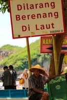 Yogyakarta, Indonesia nel novembre 2022. foto di un' nonno o vecchio uomo Noleggio stuoie a barone spiaggia.