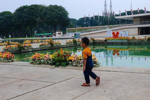 Giacarta, Indonesia nel agosto 2022. visitatori chi siamo Gli amanti di flora e fauna visitare il flona 2022 esposizione a il banteng campo nel centrale Giacarta. foto