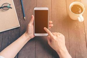 vicino su mano Asia donna utilizzando Telefono nel caffè negozio con Vintage ▾ filtro. foto