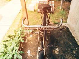 Vintage ▾ bicicletta o vecchio bicicletta Vintage ▾ parco su vecchio parete casa. foto