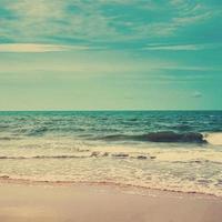 retrò spiaggia e blu cielo con Vintage ▾ tono. foto
