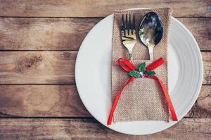 Natale tavolo posto ambientazione e argenteria su legna con spazio. foto