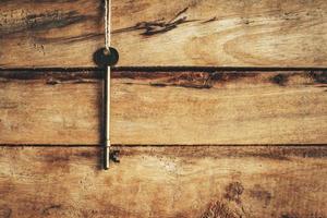 vecchio chiave Vintage ▾ sospeso su di legno sfondo con spazio foto