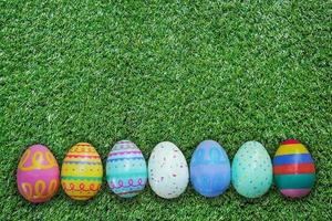 Pasqua uovo su verde erba struttura e sfondo foto