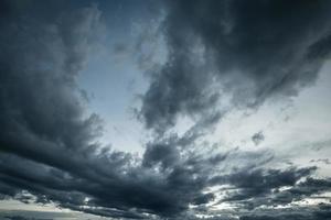 rainclouds o nimbus nella stagione delle piogge foto